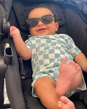 Jeirmarie Osorio Instagram - Mi príncipe azul turquesa es un niño muy feliz. Sonríe por todo. Ya cumplió 4 meses. Dios mío… enamorada, embobada… derretida es poco. 
Me estoy gozando esta etapa como jamás imaginé. 
Gracias Titi @lachiquijenny por este outfit tan cool! 😎 ☯️
¡Les mandamos mucho amor!