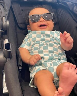 Jeirmarie Osorio Instagram - Mi príncipe azul turquesa es un niño muy feliz. Sonríe por todo. Ya cumplió 4 meses. Dios mío… enamorada, embobada… derretida es poco. 
Me estoy gozando esta etapa como jamás imaginé. 
Gracias Titi @lachiquijenny por este outfit tan cool! 😎 ☯️
¡Les mandamos mucho amor!