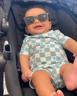 Jeirmarie Osorio Instagram - Mi príncipe azul turquesa es un niño muy feliz. Sonríe por todo. Ya cumplió 4 meses. Dios mío… enamorada, embobada… derretida es poco. 
Me estoy gozando esta etapa como jamás imaginé. 
Gracias Titi @lachiquijenny por este outfit tan cool! 😎 ☯️
¡Les mandamos mucho amor!