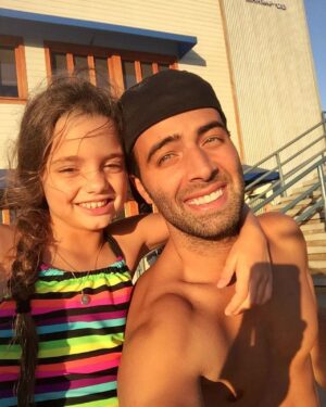 Jencarlos Canela Instagram - Happy birthday my baby! 
No subí ayer porq estábamos celebrando. Hace 16 años me enseñaste y hasta el sol de hoy me sigues enseñando un amor que nunca imaginé existía. Te amo mi princesa, aunq me mates por subir esto! lol 🫶🏻🎂