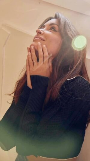 Jenifer Instagram - Le bonheur le plus doux est celui que je partage avec vous 🌹 vivement la rentrée avec de jolies surprises 🎙️🔜💋