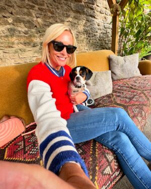 Jenni Falconer Instagram - Bank holiday mood. ❤️🤩🥰🥂🐶

#happyweekend