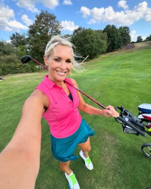 Jenni Falconer Instagram - Love golf. ⛳️ 
Love it even more when a shot goes to plan. 😜

Always asked about my golf gear too. So:
Top @jlindebergofficial 
Skirt @underarmourwomen 
Shoes @gfore 💖
Clubs @taylormade_tour 

#golf #girlswhogolf #lovegolf