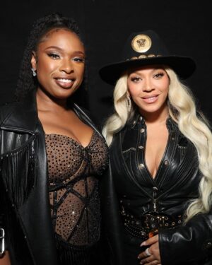 Jennifer Hudson Instagram - I am so happy I got to be there to cheer on my Dreamgirls sister as she received the @iheartradio Innovator Award!!! 💜 Congratulations on such a well deserved recognition! Love u @beyonce !!!

📸: Kevin Mazur, Kevin Winter/ Getty Images