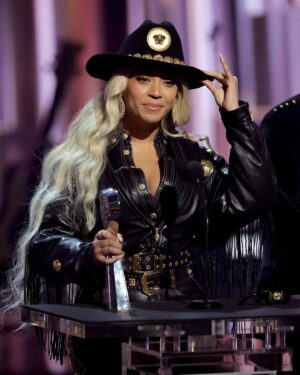 Jennifer Hudson Instagram - I am so happy I got to be there to cheer on my Dreamgirls sister as she received the @iheartradio Innovator Award!!! 💜 Congratulations on such a well deserved recognition! Love u @beyonce !!!

📸: Kevin Mazur, Kevin Winter/ Getty Images