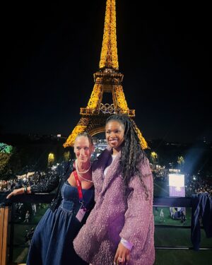 Jennifer Hudson Instagram - Look who I ran into in Paris !! Carrie and Louise reunited at last! Love is the thing, you know! 😉 #SATC