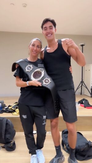 Jennifer Miranda Instagram - Objetivo cumplido 🥊 @yosoyplex porque la disciplina y el trabajo duro siempre es el camino correcto y ayer lo demostraste 💥 gracias por compartir con nosotros esta aventura 🫶🏼 @javierpardo.tbc 2 veladas del año, 2 campeones,  eres el único capaz de conseguirlo ♥️ admiración absoluta a estos campeones 🏆 súper equipo @theboxerclub.es @maravillaalonso familia ♥️