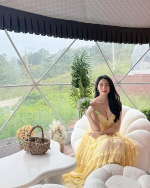 Jenny Cheng Instagram - 💛🧡
這裡太美了彷彿置身在仙境
謝謝晨熙和小酷🦁生日邀請
大家一起入住豪華露營✨
@jungletaoyuan 真的💯
帶著過夜的衣物、用品即可
就可以輕鬆美美的入住泡泡帳篷
房間有廁所、沙發區還有梳妝台
在房間和室友們聊天也好chill😌

晚餐有火鍋也有燒烤可以享用
完全不用準備吃飯的食材超棒的
超適合懶人和工作忙碌的人😆
白天與晚上不同氛圍我都好喜歡

晚上大家在一起營火晚會
一起玩仙女棒🪄超浪漫
祝🦁寶寶晨熙和小酷
@jellyc820 @kk0819 
生日快樂🎂願望都要成真🌟
不好的人事物、血光之災都過去
叢林開始、重新出發一切順心❤️

#glamping #trip #vibes #birthdayparty