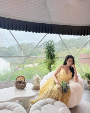 Jenny Cheng Instagram - 💛🧡
這裡太美了彷彿置身在仙境
謝謝晨熙和小酷🦁生日邀請
大家一起入住豪華露營✨
@jungletaoyuan 真的💯
帶著過夜的衣物、用品即可
就可以輕鬆美美的入住泡泡帳篷
房間有廁所、沙發區還有梳妝台
在房間和室友們聊天也好chill😌

晚餐有火鍋也有燒烤可以享用
完全不用準備吃飯的食材超棒的
超適合懶人和工作忙碌的人😆
白天與晚上不同氛圍我都好喜歡

晚上大家在一起營火晚會
一起玩仙女棒🪄超浪漫
祝🦁寶寶晨熙和小酷
@jellyc820 @kk0819 
生日快樂🎂願望都要成真🌟
不好的人事物、血光之災都過去
叢林開始、重新出發一切順心❤️

#glamping #trip #vibes #birthdayparty