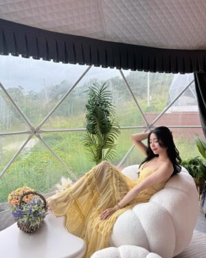 Jenny Cheng Instagram - 💛🧡
這裡太美了彷彿置身在仙境
謝謝晨熙和小酷🦁生日邀請
大家一起入住豪華露營✨
@jungletaoyuan 真的💯
帶著過夜的衣物、用品即可
就可以輕鬆美美的入住泡泡帳篷
房間有廁所、沙發區還有梳妝台
在房間和室友們聊天也好chill😌

晚餐有火鍋也有燒烤可以享用
完全不用準備吃飯的食材超棒的
超適合懶人和工作忙碌的人😆
白天與晚上不同氛圍我都好喜歡

晚上大家在一起營火晚會
一起玩仙女棒🪄超浪漫
祝🦁寶寶晨熙和小酷
@jellyc820 @kk0819 
生日快樂🎂願望都要成真🌟
不好的人事物、血光之災都過去
叢林開始、重新出發一切順心❤️

#glamping #trip #vibes #birthdayparty
