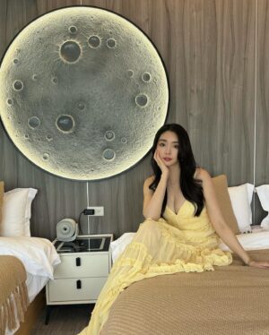 Jenny Cheng Instagram - 💛🧡
這裡太美了彷彿置身在仙境
謝謝晨熙和小酷🦁生日邀請
大家一起入住豪華露營✨
@jungletaoyuan 真的💯
帶著過夜的衣物、用品即可
就可以輕鬆美美的入住泡泡帳篷
房間有廁所、沙發區還有梳妝台
在房間和室友們聊天也好chill😌

晚餐有火鍋也有燒烤可以享用
完全不用準備吃飯的食材超棒的
超適合懶人和工作忙碌的人😆
白天與晚上不同氛圍我都好喜歡

晚上大家在一起營火晚會
一起玩仙女棒🪄超浪漫
祝🦁寶寶晨熙和小酷
@jellyc820 @kk0819 
生日快樂🎂願望都要成真🌟
不好的人事物、血光之災都過去
叢林開始、重新出發一切順心❤️

#glamping #trip #vibes #birthdayparty