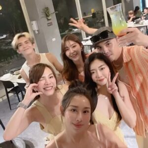 Jenny Cheng Instagram - 💛🧡
這裡太美了彷彿置身在仙境
謝謝晨熙和小酷🦁生日邀請
大家一起入住豪華露營✨
@jungletaoyuan 真的💯
帶著過夜的衣物、用品即可
就可以輕鬆美美的入住泡泡帳篷
房間有廁所、沙發區還有梳妝台
在房間和室友們聊天也好chill😌

晚餐有火鍋也有燒烤可以享用
完全不用準備吃飯的食材超棒的
超適合懶人和工作忙碌的人😆
白天與晚上不同氛圍我都好喜歡

晚上大家在一起營火晚會
一起玩仙女棒🪄超浪漫
祝🦁寶寶晨熙和小酷
@jellyc820 @kk0819 
生日快樂🎂願望都要成真🌟
不好的人事物、血光之災都過去
叢林開始、重新出發一切順心❤️

#glamping #trip #vibes #birthdayparty