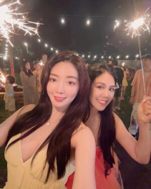 Jenny Cheng Instagram - 💛🧡
這裡太美了彷彿置身在仙境
謝謝晨熙和小酷🦁生日邀請
大家一起入住豪華露營✨
@jungletaoyuan 真的💯
帶著過夜的衣物、用品即可
就可以輕鬆美美的入住泡泡帳篷
房間有廁所、沙發區還有梳妝台
在房間和室友們聊天也好chill😌

晚餐有火鍋也有燒烤可以享用
完全不用準備吃飯的食材超棒的
超適合懶人和工作忙碌的人😆
白天與晚上不同氛圍我都好喜歡

晚上大家在一起營火晚會
一起玩仙女棒🪄超浪漫
祝🦁寶寶晨熙和小酷
@jellyc820 @kk0819 
生日快樂🎂願望都要成真🌟
不好的人事物、血光之災都過去
叢林開始、重新出發一切順心❤️

#glamping #trip #vibes #birthdayparty
