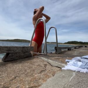 Jenny Skavlan Instagram - ⛺️🚍Oppsummering bobilferie: Jeg har alltid trodd at jeg må slappe av så mye som mulig for å hente meg inn fra en intens jobbhverdag- ligge mest mulig flatt med en bok. Men nå har jeg oppdaget hvordan hodet kobler av på eventyrferie! Nye opplevelser men den lille gjengen min- masse natur, digg mat og få ting. Et aktivt hode- bare koblet på noe annet. Og DET var avslappende det! 

Favorittplassene var @hoveleirsenter og @lomsesanden_opplevelser rolige plasser med vill natur og masse morsomme opplevelser rett utenfor bibildøren. 

Også har jeg lært at noen har septiktanker som fungerer som trillekofferter! 🛄🧠💥 Det ser ut som at de skal ut å fly med 💩 til hele familien.