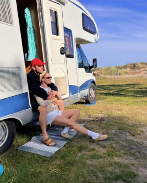 Jenny Skavlan Instagram - ⛺️🚍Oppsummering bobilferie: Jeg har alltid trodd at jeg må slappe av så mye som mulig for å hente meg inn fra en intens jobbhverdag- ligge mest mulig flatt med en bok. Men nå har jeg oppdaget hvordan hodet kobler av på eventyrferie! Nye opplevelser men den lille gjengen min- masse natur, digg mat og få ting. Et aktivt hode- bare koblet på noe annet. Og DET var avslappende det! 

Favorittplassene var @hoveleirsenter og @lomsesanden_opplevelser rolige plasser med vill natur og masse morsomme opplevelser rett utenfor bibildøren. 

Også har jeg lært at noen har septiktanker som fungerer som trillekofferter! 🛄🧠💥 Det ser ut som at de skal ut å fly med 💩 til hele familien.