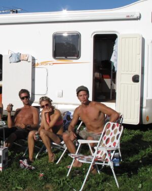 Jenny Skavlan Instagram - 🚍Jeg har bodd i bobil én gang før i livet, på Roskilde-festivalen for 14år siden (Swipe for tb med mine boyz)

Etter to dager på veien er jeg helt frelst! Skal sies vi startet turen med å kjøre oss vill i en skog og brukte en time på klare å snu bilen, men å ha minimalt med greier gir maksimal opplevelse! Og følelsen av at gjengen er på eventyr sammen er så spennende og vi koser oss sånn. 

Nå logger jeg av noen uker for å lade huet maksimalt. 🧠Goooood sommer gærninger!