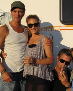 Jenny Skavlan Instagram - 🚍Jeg har bodd i bobil én gang før i livet, på Roskilde-festivalen for 14år siden (Swipe for tb med mine boyz)

Etter to dager på veien er jeg helt frelst! Skal sies vi startet turen med å kjøre oss vill i en skog og brukte en time på klare å snu bilen, men å ha minimalt med greier gir maksimal opplevelse! Og følelsen av at gjengen er på eventyr sammen er så spennende og vi koser oss sånn. 

Nå logger jeg av noen uker for å lade huet maksimalt. 🧠Goooood sommer gærninger!