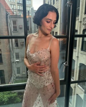 Jenny Slate Instagram - Dressed up to promote “It Ends with Us” but pleased to announce my new short film (shown here in full) entitled “Mom‘s Rump” Starring me and and yes I love this outfit by @dauphinette.nyc and yes it is adorned with hundreds of safety pins and no i have not been stuck by one but I’m brave and yes you’re right it would be worth it
Hair: @hairjordan 
Styling: @msjordanjohnson 
Makeup: @kirinstagram 
Jewels: @catbirdnyc