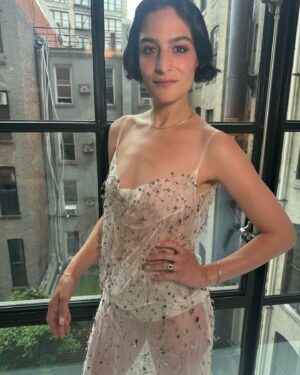 Jenny Slate Instagram - Dressed up to promote “It Ends with Us” but pleased to announce my new short film (shown here in full) entitled “Mom‘s Rump” Starring me and and yes I love this outfit by @dauphinette.nyc and yes it is adorned with hundreds of safety pins and no i have not been stuck by one but I’m brave and yes you’re right it would be worth it
Hair: @hairjordan 
Styling: @msjordanjohnson 
Makeup: @kirinstagram 
Jewels: @catbirdnyc
