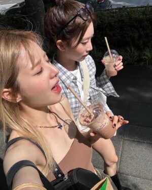 Jeon Hee-jin Instagram - How to make a HEART🩷
