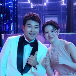 Jeon Hyun-moo Instagram - 무린세스와 프린세스
고윤정 실물영접♡

#청룡시리즈어워즈
