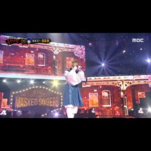 Jeong Dong-hwan Instagram - 살다 보니 복면가왕에 나오는 진귀한 일이 벌어졌네요... 비록 바로 탈락하였지만 너무너무 재밌고 귀한 경험이었습니다 호호홋... 전화연결해 주신 범수형님 너무너무 감사드리어요!! 멋진 연주해 주신 권감독님과 하우스밴드 선배님들, 천하무적 귀향의 컴백 률밴 정현이형 부민이형, 귀찮게 해서 미안했던 제신이도 너무너무 고맙고 원포인트 레슨해 준 진호 너무 고맙고 감사드립니다!! 앗 그리고 영배형 바로 눈치채실 줄 알았지 뭐여요.. 이렇게 노래를 못할 줄 몰랐습니다.....🥲😂 제작진 선생님들 조금 더 연마해서 돌아오겠습니다 기다려주세요...🫠

#3라운드곡까지준비한게함정 #한치앞도알수없는인생 #청송함흥냉면