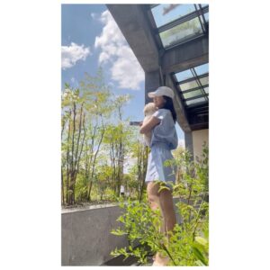 Jeong Hye-young Instagram - 여름날 같은 🐳
나무에게 물 흠뻑주고