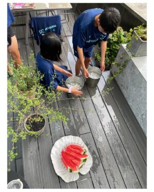 Jeong Hye-young Instagram - 🧊🧊🧊
Ice Bucket Challenge 
무더위에도 3km 뛰고 온 아이들을 위해
