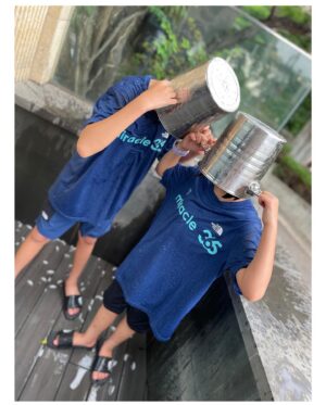 Jeong Hye-young Instagram - 🧊🧊🧊
Ice Bucket Challenge 
무더위에도 3km 뛰고 온 아이들을 위해