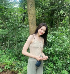 Jeong Sin-hye Instagram - 비를 잔뜩 머금은 초록