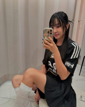 Jeong Yu-mi Instagram - 축구화 신고싶은 오늘.🐾