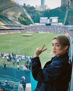 Jeremy Lau Instagram - 年初四
開工大吉~✌🏻

黎到夢寐以求嘅大球場
雖然今日無lala假音失聲
但盡我所能唱了
下次再同大家玩過💪🏻

其實下次想踢波🙈🙈