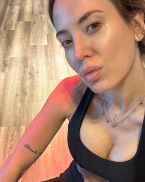 Jésica Cirio Instagram - Photo Dump de mi semana 🖤
Disfrutando la vida y compartiendo lindos momentos. 🥰

1. Terminando el día 🛀🌟
2. Selfie mientras entreno 💪🏼
3. Muestra de Chloe en @estudioproyectosc 💃🏻
4. Toda una artista 😍
5. Evento de @acnurargentina junto a @sofimacaggi @peladolopezok @juampigon 💙
6. De cumple con amigas 🫶🏼
7. Siempre 💤 
8. Te quiero @victoria.arandia
9. Su sonrisa 👼🏼
10. Me encanta este vídeo 💞