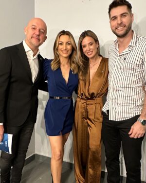 Jésica Cirio Instagram - Photo Dump de mi semana 🖤
Disfrutando la vida y compartiendo lindos momentos. 🥰

1. Terminando el día 🛀🌟
2. Selfie mientras entreno 💪🏼
3. Muestra de Chloe en @estudioproyectosc 💃🏻
4. Toda una artista 😍
5. Evento de @acnurargentina junto a @sofimacaggi @peladolopezok @juampigon 💙
6. De cumple con amigas 🫶🏼
7. Siempre 💤 
8. Te quiero @victoria.arandia
9. Su sonrisa 👼🏼
10. Me encanta este vídeo 💞