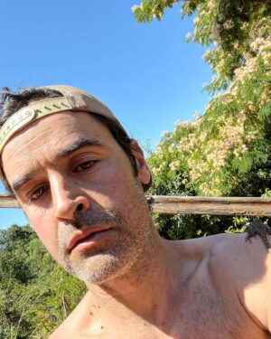 Jesse Bradford Instagram - Hey it’s me. Featuring this lizard. And our mimosa tree