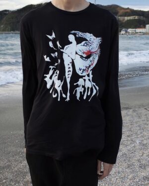Jesse Kanda Instagram - Jesse Kanda ‘Labyrinth’ Black Longsleeve T out now on http://wwwomb.jessekanda.com 😊 shipping worldwide

We took the pics in my hometown beach (Zushi, Japan) where I grew up as a child. These pics mean a lot to me. To come back home safe, taking pics of my art and to share with you all .. just blows my mind. Thank you for all your love always.

今回は、生まれ育った逗子海岸で写真を撮りました。世界で一番心が地面に入っていくところです。富士山も見えました。いつも応援ありがとうございます。これからもよろしくお願いします。

Link in bio

Pics by @kristinaau and I