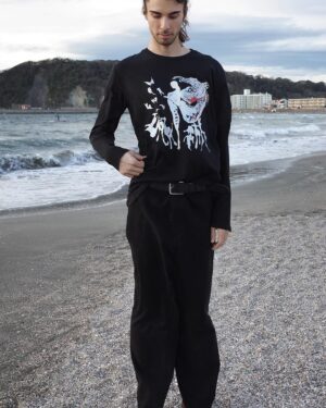 Jesse Kanda Instagram - Jesse Kanda ‘Labyrinth’ Black Longsleeve T out now on http://wwwomb.jessekanda.com 😊 shipping worldwide

We took the pics in my hometown beach (Zushi, Japan) where I grew up as a child. These pics mean a lot to me. To come back home safe, taking pics of my art and to share with you all .. just blows my mind. Thank you for all your love always.

今回は、生まれ育った逗子海岸で写真を撮りました。世界で一番心が地面に入っていくところです。富士山も見えました。いつも応援ありがとうございます。これからもよろしくお願いします。

Link in bio

Pics by @kristinaau and I