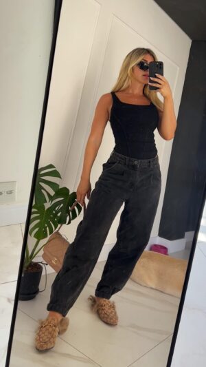 Jéssica Belcost Instagram - Comprinhas no Brás! 
Querem que eu prove as roupas?

Lojas:
- Blusa rosa e jaqueta cinza: 
LMK Comércio, Rua Paraíba, 300

- Bermudas e blusa de gola alta:
Unica Moda Feminina, Shopping Vautier premium

- Perfume: 
Isabelle Dupont, Galaria Pagé

- Cintos: 
SN acessórios, Shopping Vautier