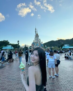 Jessica Chan Yee Chun Instagram - 熱到我要跟住個雪糕一齊溶🥵