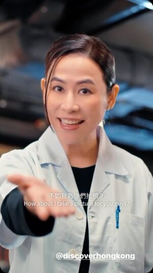 Jessica Hester Hsuan Instagram - 好耐之前就已經諗，好客之道，唔只係服務業，做一個好嘅客人都好緊要。就好似條片咁，店員拎住煲湯，食客輕輕騰出少少空間，就已經好warm。🥰今時今日講緊嘅好客之道，唔只係服務業，每個人都可以做多一步，你哋話係唔係？😉 @kootinlok_louis @kevinstarkchu @tsztungtonywu 

#今時今日 #做多一步好客之道 #DiscoverHongKong