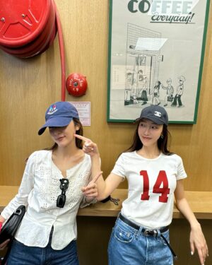 Jessica Jung Instagram - Sundays with @vousmevoyez 👭🏻🍓🥤