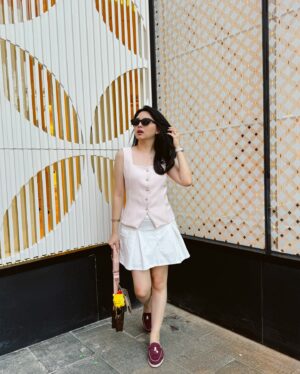 Jessica Vania Instagram - my very first loro piana, jatuh kepada charms walk babouche loafers. Udah ngincer lama sebetulnya yang summer loafers dengan warna sandstone tapi kemarin di komporin akhirnya ambil lah yang ini. Fun factnya, aku type yang kurang berani keluar dari zona nyaman kalo urusan outfit. Kadang udh berani, sampe depan pintu rumah lari balik lagi buat ganti😌. Jadi pas habis dibeliin ini sama paksuami, besok harinya langsung mau ku jual!😂Secara warna ga pede, bentuk juga bikin mikir 10x pas mau pake (ya maklum anak heels bener soalnya)

Tapi beruntung punya temen2 yang baik. Pada bilang udah belajar PD aja jangan dijual, belajar berani keluar dari zona nyaman. Dan sekarang aduh, sukak puooll ga nyesel samsek punya ini. Buat yang lagi mikir beli babouche ini, bener-bener pilihan tepat! Empuk, makin dipake ngikutin kaki, gak ada rasa sakit ketarik atau bikin BT pas dibawa jalan. Udah terbukti per hari dibawa jalan 12.000 langkah dan aman sentosa. Sekian review singkat padat dan jujur dari saya bye👋🏼