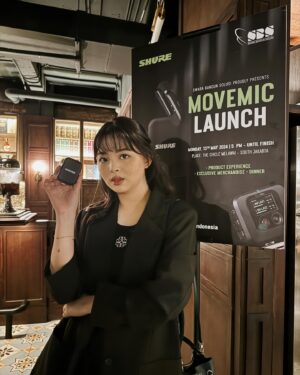 Jessica Vania Instagram - Calling out all of the content creators! Kita udah gak perlu lagi masuk ke lemari baju, stress nunggu burung tetangga berisik cuat cuit pas mau ngonten atau panik lupa charge mic! Karena ada @shure move mic ini, sizenya kecil pol, compact dan cocok buat kaum satset. Bener-bener definisi ada harga ada kualitas. Suara bising kalo udh kena noise cancellationnya lgsg kedapp poll. Mending mulai invest deh ke move mic gak nyesel kok beneran! 
Cek @swarabangunsolusi buat details lainnya😚