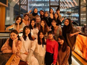 Jessica Vania Instagram - Dulu kalo ketemu yang di omongin blockingan, sekarang ngumpul yang di omongin kalo gak ini ya itu. 
Hmmm mau tau aja kita ngomongin apaan🤪