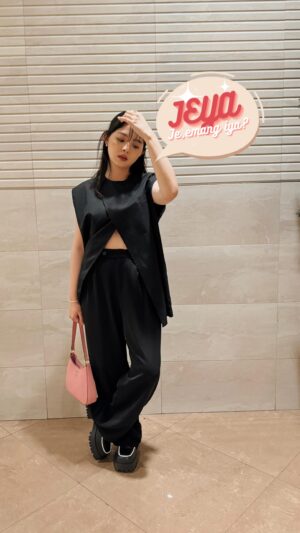 Jessica Vania Instagram - 🔊JeyaSquad mari kumpull!! Kita bahas japan finds lagi, kali ini versi make up yang viral2 nih! Karena semuanya viral, nyarinya pun sebetulnya gak segampang itu. Stocknya pada dikit-dikit pol. Nahh dari semua yang ku spill paling pengen coba yang mana hayoo? Zuzur aku pribadi nyesel bgt beli cuma 1 satu. Tau sebagus itu mah, kita borong! 
#japanfinds