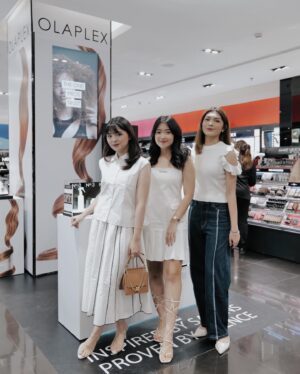 Jessica Vania Instagram - Welcoming the relaunch of @olaplex.indonesia ! Selama ini kalo pake olaplex selalu di irit-irit karena repot belinya harus jastip, and now available at @sephoraidn @luxasia.idn 🥹❤️

Please cobain their No. 4D Clean Volume Dry Shampoo and thank me later! Sepanjang aku pake dry shampoo, ini ter-the best. Adds volume to your hair (of course!), oil-free and.. RESIDUE FREE😭(jadi gak ada putih-putih kayak ketombe di rambut)

Plus kalo kamu suka styling rambut, cobain deh No. 6(bond smoother) & 7 (hair oil). Rambut kamu yang susah di atur langsung auto nurut dan pastinya batang rambut kamu makin sehat dan kuat. Eh iya inget ya, produk olaplex gak hanya untuk damage hair, tapi normal hair pun bisa pake kok🤍
📸: siapa lagi kalo bukan kak @windysucipto 
#StrengthStartInside #Olaplex #OlaplexID #Luxasia
