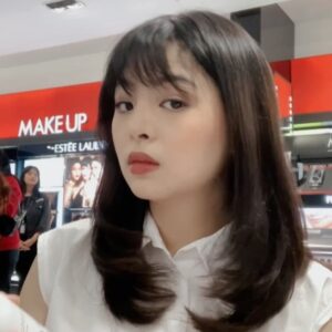Jessica Vania Instagram - Welcoming the relaunch of @olaplex.indonesia ! Selama ini kalo pake olaplex selalu di irit-irit karena repot belinya harus jastip, and now available at @sephoraidn @luxasia.idn 🥹❤️

Please cobain their No. 4D Clean Volume Dry Shampoo and thank me later! Sepanjang aku pake dry shampoo, ini ter-the best. Adds volume to your hair (of course!), oil-free and.. RESIDUE FREE😭(jadi gak ada putih-putih kayak ketombe di rambut)

Plus kalo kamu suka styling rambut, cobain deh No. 6(bond smoother) & 7 (hair oil). Rambut kamu yang susah di atur langsung auto nurut dan pastinya batang rambut kamu makin sehat dan kuat. Eh iya inget ya, produk olaplex gak hanya untuk damage hair, tapi normal hair pun bisa pake kok🤍
📸: siapa lagi kalo bukan kak @windysucipto 
#StrengthStartInside #Olaplex #OlaplexID #Luxasia