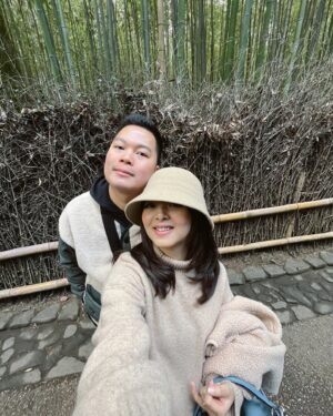 Jessica Vania Instagram - Happy birthday kesayangan aku @echasoemantri sedih ih kenapa cepet banget ya. Perasaan dulu baru umur 27 kok sekarang 35 bisa gak, gausah nambah2 umurnya😭

Aku selalu berdoa biar rencana Tuhan Yesus semakin nyata di hidup kamu dan biar apapun yang kamu lakukan menjadi berkat buat banyak orang.

Thank you bebe kamu selalu berusaha jadi suami yang terbaik buat aku. Terus jadi partner uget2 aku ya! Yang hobi hunting makan, hobi jalan ngalor ngidul, hobi belanja blenji perfume lah ntr sepatu lah tau2 tas lah. Tapi coba tolong di kurangin dikit 🤏🏼 hobi belanja alat musiknya..curiga bentar lagi kita tidur di atas snare ama cowbell soalnya (hehe ga deng, percayalah itu hanya di mulut istrimu krn endingnya kamu tetep nenteng alat musik🤣)