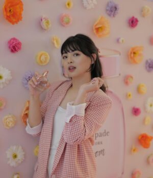 Jessica Vania Instagram - @katespadeny ‘Bloom’ is officially launched in Indonesia. And it’s perfect for those of you who’s looking for a floral fruity fragrance💐🍏

Type scent yang cocok banget untuk daily. Mix dari green apple, orange, camelia & sandalwood kayak gambarin wanita cheerful, sweet & easy going. So check their pop up booth at GI level 1, and go grab yours🩷
#KateSpadeBloom #KateSpade
📸: as always master @windysucipto 😂