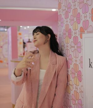 Jessica Vania Instagram - @katespadeny ‘Bloom’ is officially launched in Indonesia. And it’s perfect for those of you who’s looking for a floral fruity fragrance💐🍏

Type scent yang cocok banget untuk daily. Mix dari green apple, orange, camelia & sandalwood kayak gambarin wanita cheerful, sweet & easy going. So check their pop up booth at GI level 1, and go grab yours🩷
#KateSpadeBloom #KateSpade
📸: as always master @windysucipto 😂